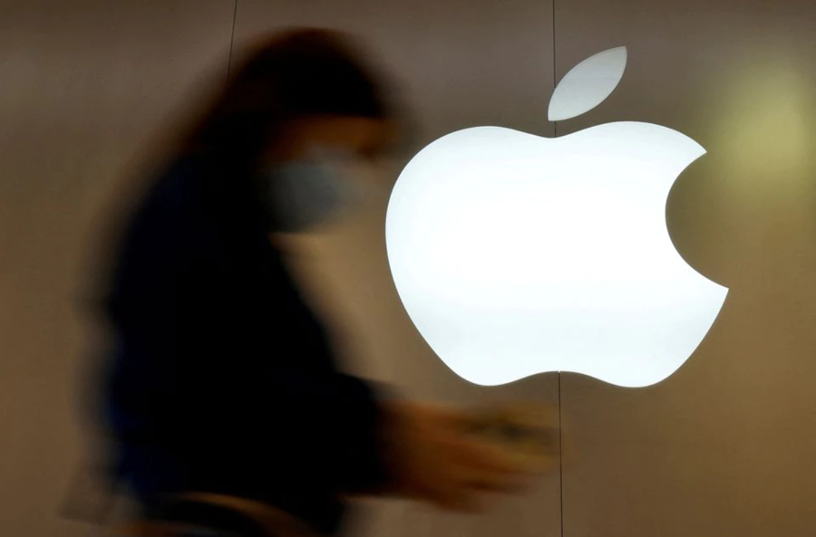 Logo Apple trước một cửa hàng Apple ở Saint-Herblain, Pháp. Ảnh: Reuters