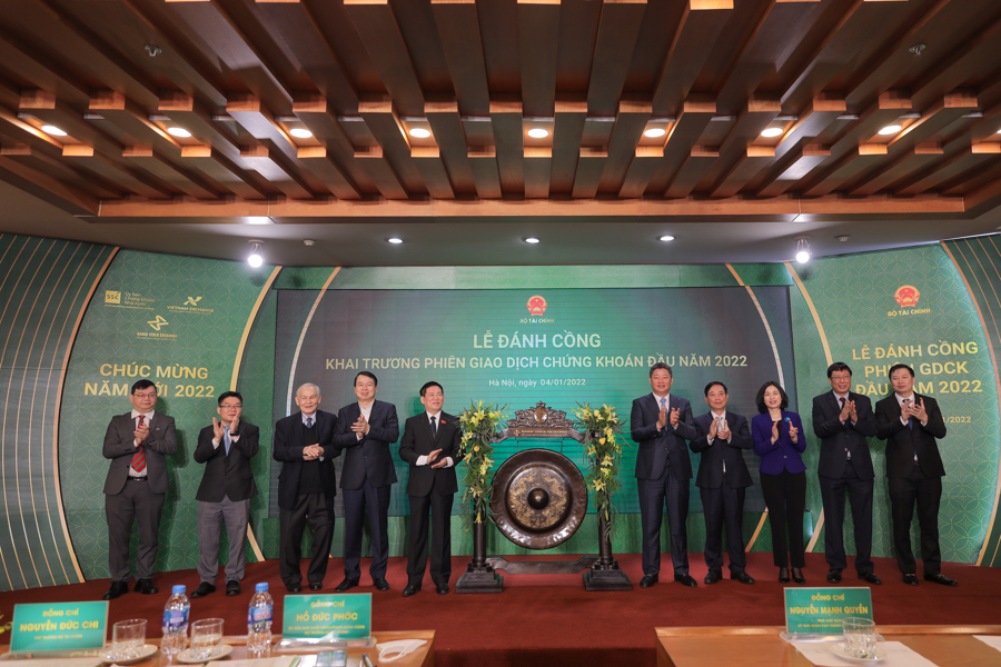 Bộ trưởng Bộ Tài chính Hồ Đức Phớc  và Phó Chủ tịch UBND TP Hà Nội dự Lễ đánh cồng khai trương phiên giao dịch đầu năm 2022