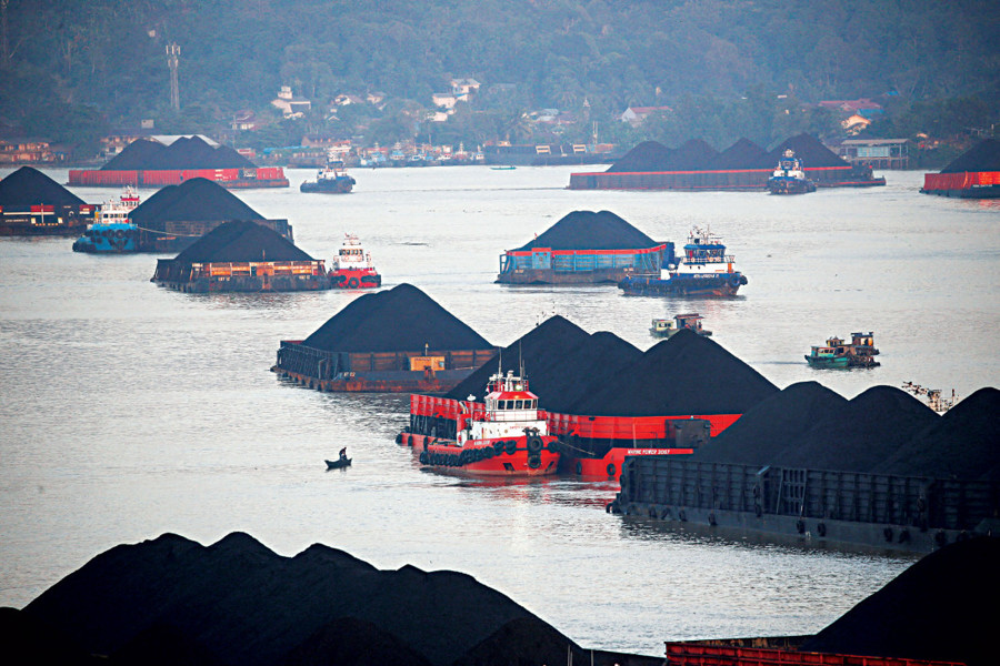 Các sà lan chở than chờ được kéo xếp hàng dọc sông Mahakam, Indonesia. Ảnh: Reuters