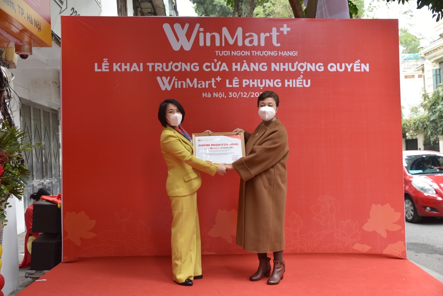 Bà Nguyễn Thị Phương, Phó Tổng giám đốc Thường trực trao giấy chứng nhận cửa hàng nhượng quyền cho chủ đầu tư