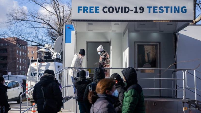 Người dân xếp hàng chờ xét nghiệm Covid-19 tại New York, Mỹ, trong bối cảnh biến thể Omicron lây lan mạnh. Ảnh: Reuters