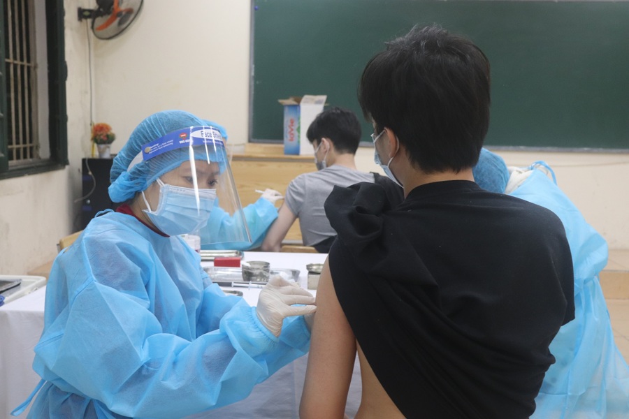 Nhân viên y tế tiêm vaccine cho người dân Hà Nội