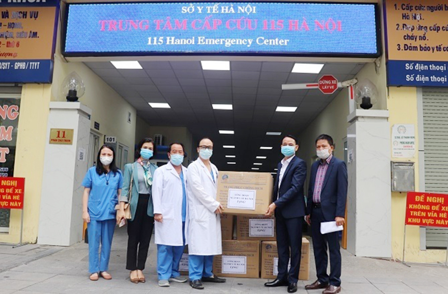 Công đoàn ngành y tế Hà Nội đi thăm, động viên và tặng quà Trung tâm Cấp cứu 115 Hà Nội trong phòng, chống dịch Covid-19.