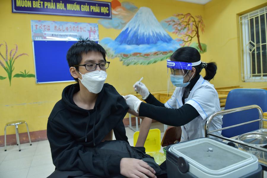 Tiêm phòng Covid-19 cho học sinh trường THCS Nguyễn Trãi, quận Ba Đình. Ảnh: Phạm Hùng