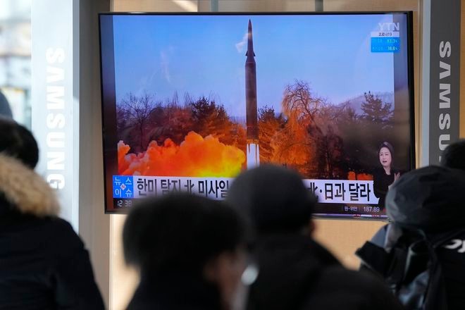 Người dân Hàn Quốc theo dõi tin tức về vụ phóng tên lửa của Triều Tiên hôm 5/1 tại một ga tàu ở Seoul. Ảnh: AP