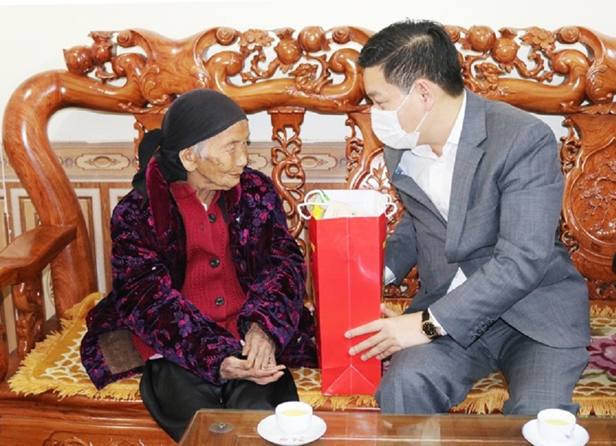 Chủ tịch UBND huyện Quốc Oai Nguyễn Trường Sơn tặng quà Tết Mẹ Việt Nam anh hùng