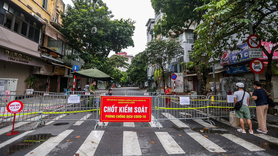 Hàng rào được dựng lên nhằm cách ly y tế phố Phủ Doãn vì có liên quan đến nhiều ca nhiễm Covid-19 tại Bệnh viện Việt Đức, tháng 10/2021. Ảnh: Ngô Nhung