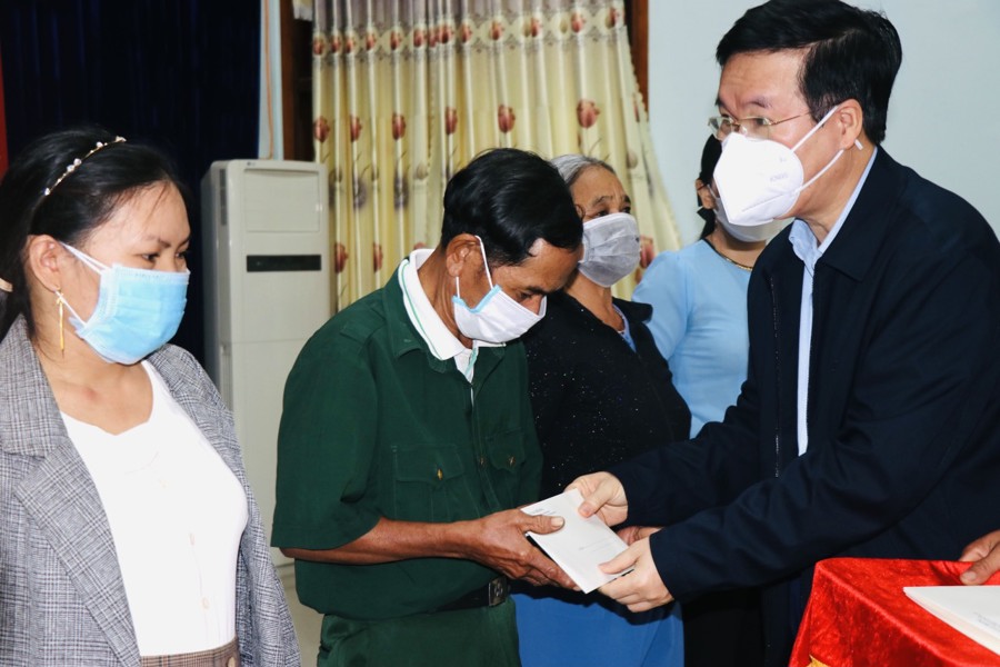 Ông Võ Văn Thưởng - Ủy viên Bộ Chính trị, Thường trực Ban Bí thư tặng quà cho người dân huyện Minh Long.