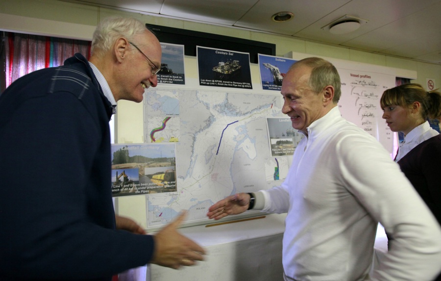 Lãnh đạo Nga Vladimir Putin (phải) bắt tay Phó giám đốc kỹ thuật của đường ống Nord Stream, trong chuyến thăm tàu ​​xây dựng Solitaire ở Vịnh Phần Lan, tháng 9/2010. Ảnh: Reuters