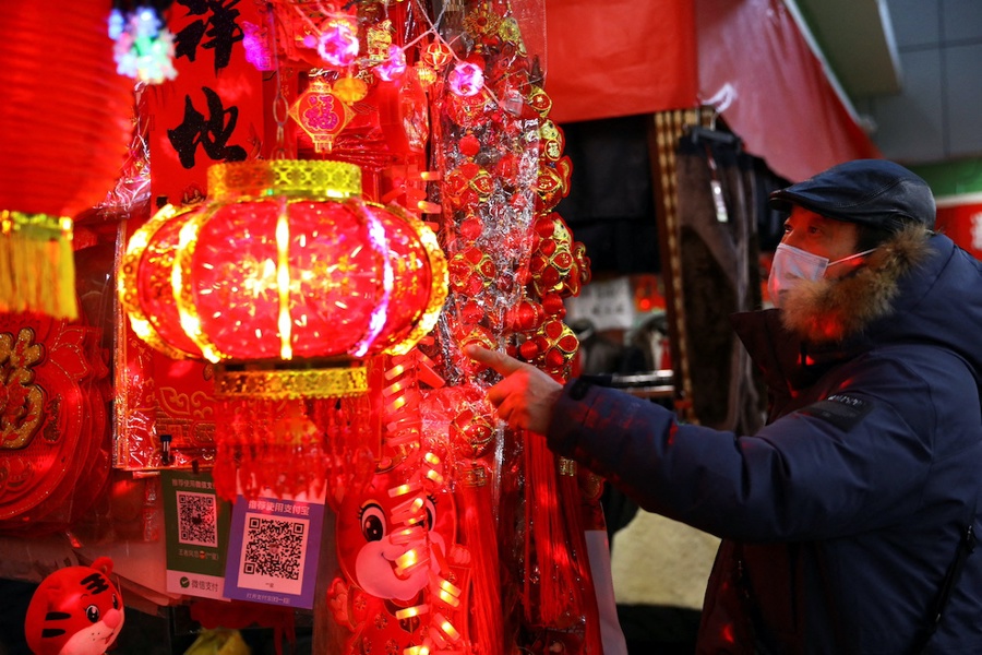 Tại một gian đồ trang trí cho Tết Nguyên đán ở chợ Bắc Kinh, Trung Quốc, tháng 1/2022. Ảnh: Reuters.