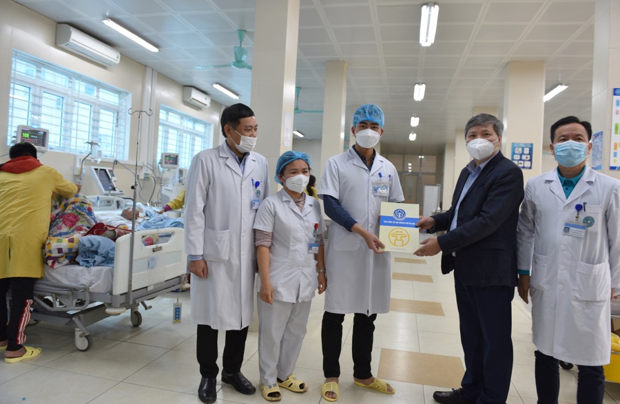 Giám đốc BHXH TP Nguyễn Đức Hòa thăm hỏi, tặng quà chúc tết bệnh nhân BHYT,  cán bộ y tế Khoa Hồi sức tích cực và chống độc BV Đa khoa Hà Đông.