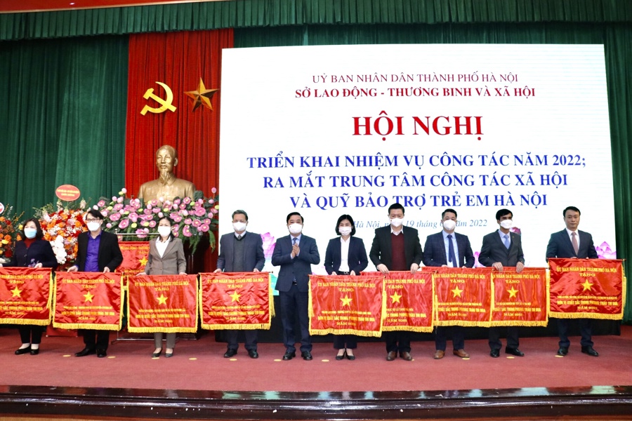Phó Chủ tịch UBND TP Hà Nội Chử Xuân Dũng trao Cờ thi đua xuất sắc của UBND TP Hà Nội cho Sở LĐTB&XH Hà Nội. 