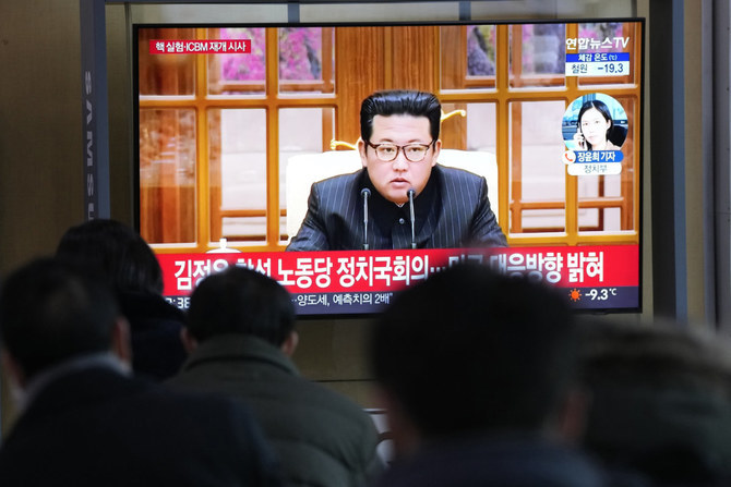 Hình ảnh nhà lãnh đạo Triều Tiên Kim Jong-un được chiếu trong chương trình thời sự phát tại một nhà ga ở Seoul, Hàn Quốc, ngày 20/1. Ảnh:AP