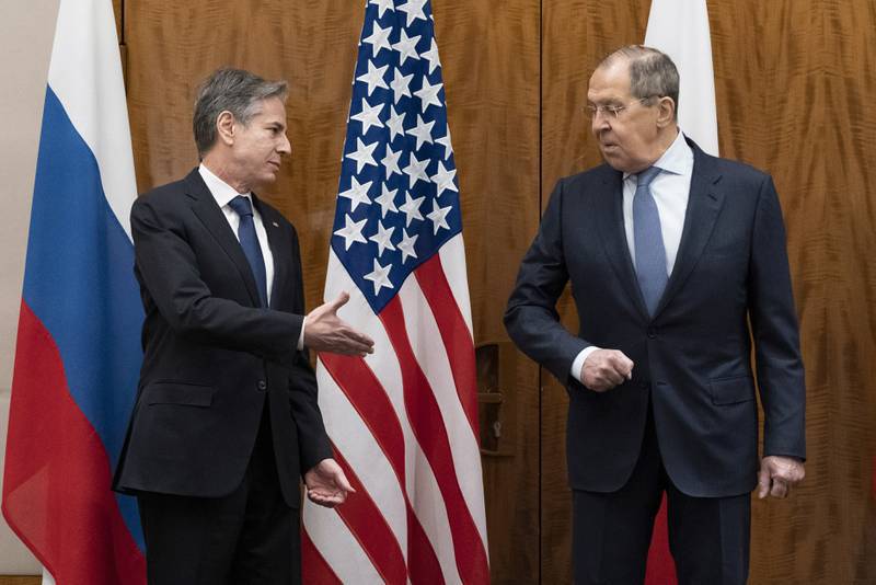 Từ trái qua: Ngoại trưởng Mỹ Antony Blinken và người đồng cấp Nga Sergey Lavrov trong cuộc hội đàm tại Geneva, Thụy Sĩ, ngày 21/1. Ảnh: AP