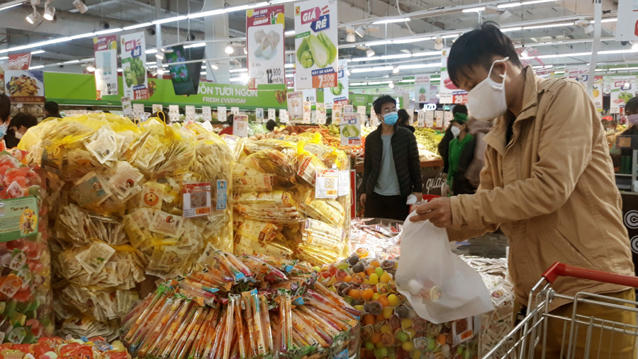 Người tiêu dùng mua bánh kẹo Việt Nam những ngày cận Tết Nguyên đán tại siêu thị Big C