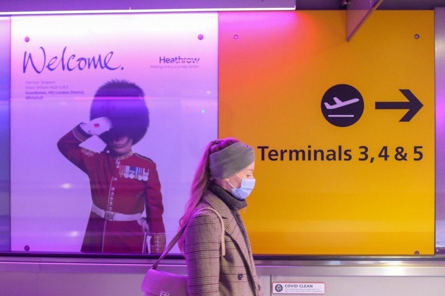 Một hành khách tại sân bay Heathrow, London, ngày 7/1. Ảnh: Xinhua