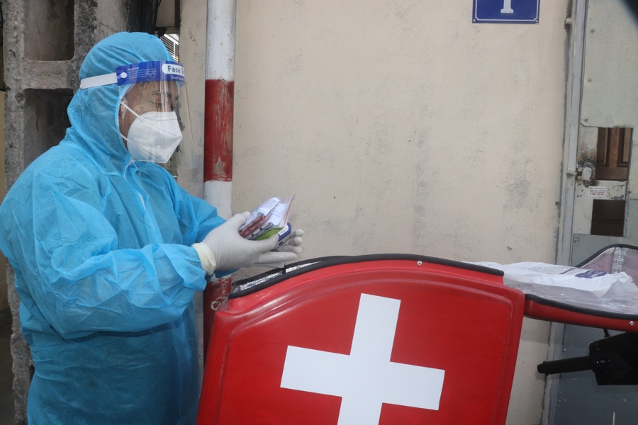 Nhân viên y tế Hà Nội mang thuốc cho bệnh nhân F0 điều trị tại nhà. Ảnh: Thanh Bình