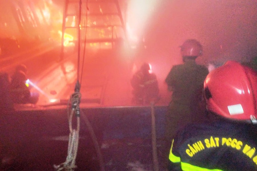 Lực lượng chức năng tổ chức dập lửa ở khu vực tàu cá bị cháy (ảnh CTV)