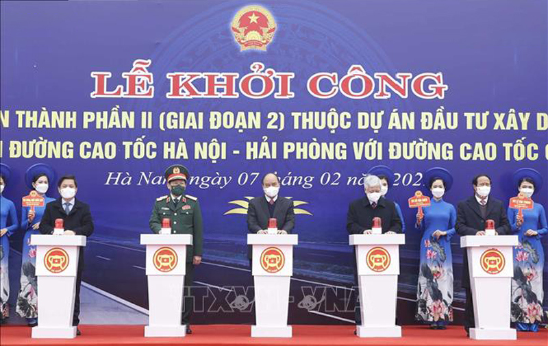 Chủ tịch nước Nguyễn Xuân Phúc và các đại biểu thực hiện nghi thức khởi công. Ảnh: Thống Nhất/TTXVN