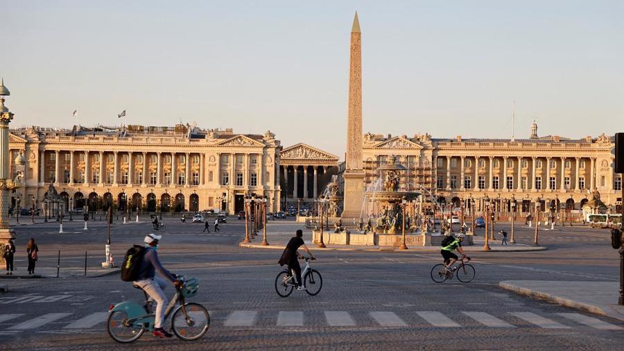 Người dân đạp xe qua Quảng trường Concorde. Thủ đô Paris được mở rộng cho xe đạp. Ảnh: AFP