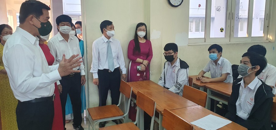 Bí thư Tỉnh ủy Đồng Nai Nguyễn Hồng Lĩnh đến thăm hỏi sức khỏe và dặn dò thầy cô giáo, học sinh trong ngày đầu trở lại trường học học trực tiếp, ngày 14/2/2022. Ảnh: Trương Hiệu