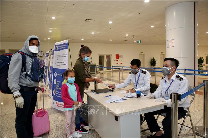 Hành khách làm thủ tục khai báo y tế trước khi nhập cảnh vào Việt Nam tại cửa khẩu Sân bay quốc tế Nội Bài (Hà Nội). Ảnh: Dương Giang