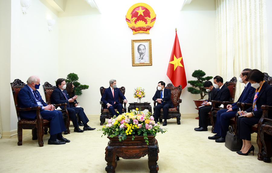 Quang cảnh cuộc gặp giữa Phó Thủ tướng Thường trực Phạm Bình Minh và Đặc phái viên của Tổng thống Hoa Kỳ John Kerry.