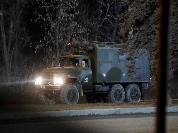 Xe quân sự xuất hiện trên đường phố ngoại ô thành phố Donetsk, Ukraine. Ảnh: Reuters