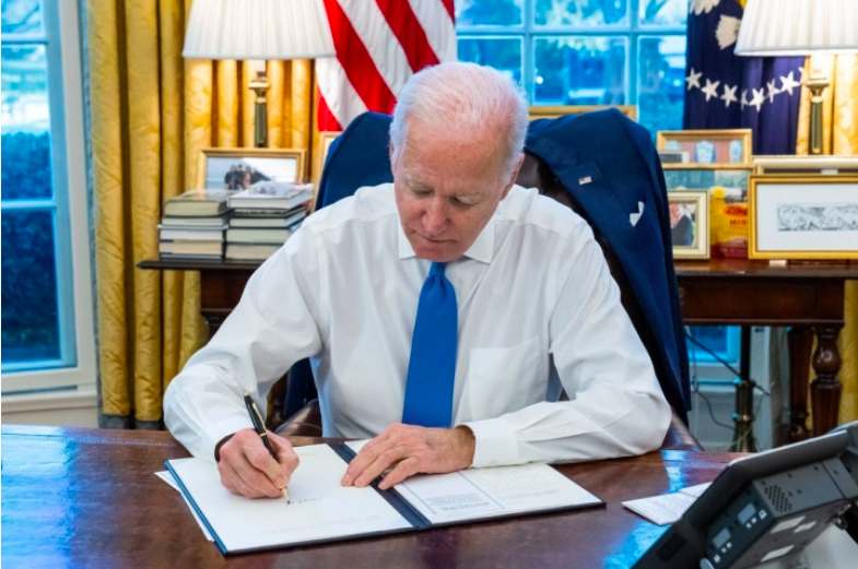 Tổng thống Mỹ Joe Biden ký sắc lệnh cấm vận thương mại và đầu tư giữa các cá nhân Mỹ đối với hai khu vực ly khai ở miền đông Ukraine vừa được Nga công nhận độc lập ngày 21/2. (Ảnh: Reuters)