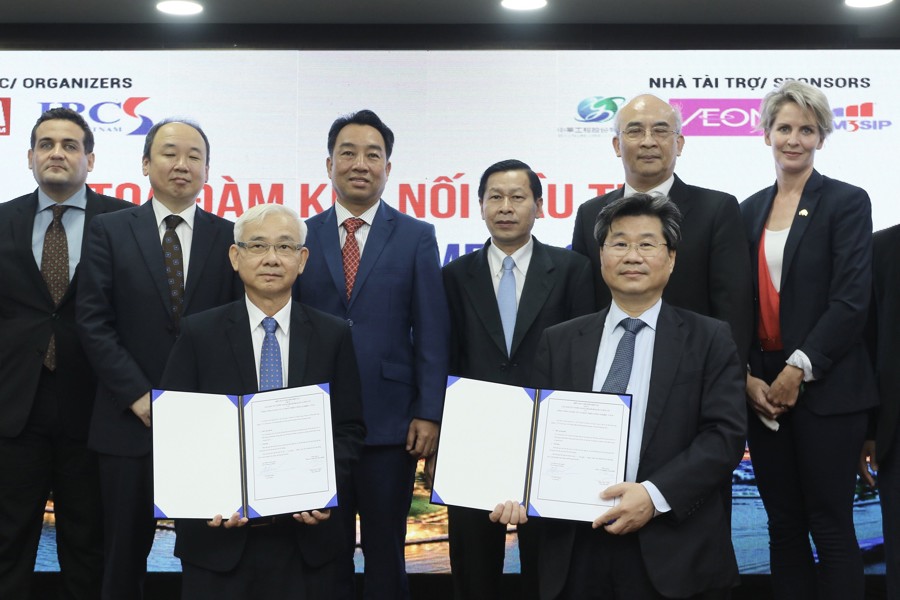 Cục trưởng Cục Đầu tư nước ngoài Đỗ Nhất Hoàng (phải) và Tổng Giám đốc Becamex IDCPhạm Ngọc Thuận ký kết văn bản hợp tác. 