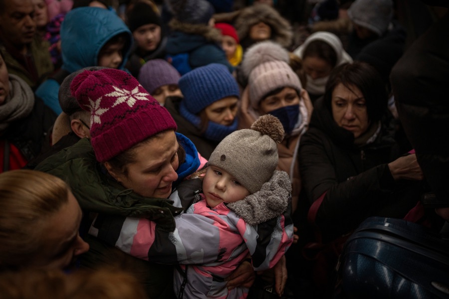 Phụ nữ và trẻ em cố gắng lên một chuyến tàu đi về hướng Tây ở thủ đô Kiev, Ukraine. Ảnh: AP