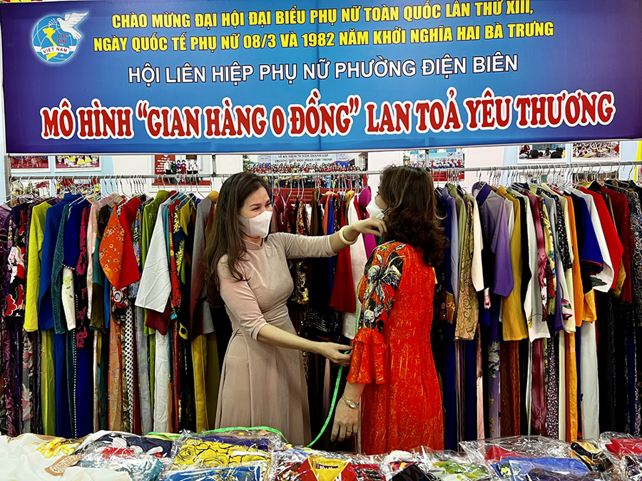 Hội LHPN phường Điện Biên (quận Ba Đình) trao tặng những bộ áo dài miễn phí cho các chị em hội viên nhân dịp ngày 8/3. 