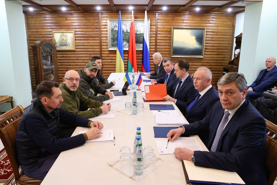 Phái đoàn Ukraine (trái) và Nga tại vòng đàm phán hòa bình thứ 3, hôm 7/3. Ảnh: AFP