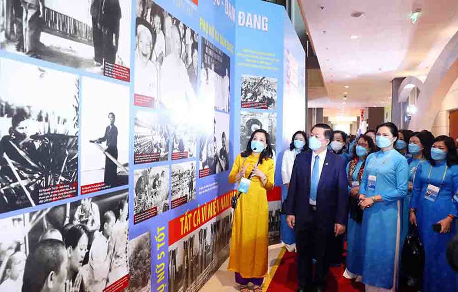 Trưởng Ban Tuyên giáo Trung ương Nguyễn Trọng Nghĩa và các đại biểu tham quan triển lãm. 