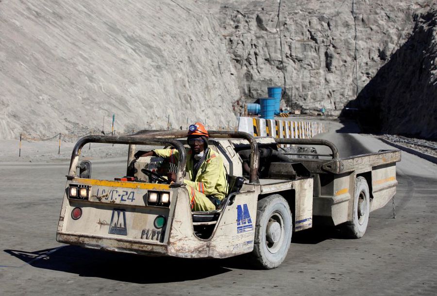 Một công nhân lái xe tại mỏ Ngwarati của Zimplats (Ảnh: Reuters)