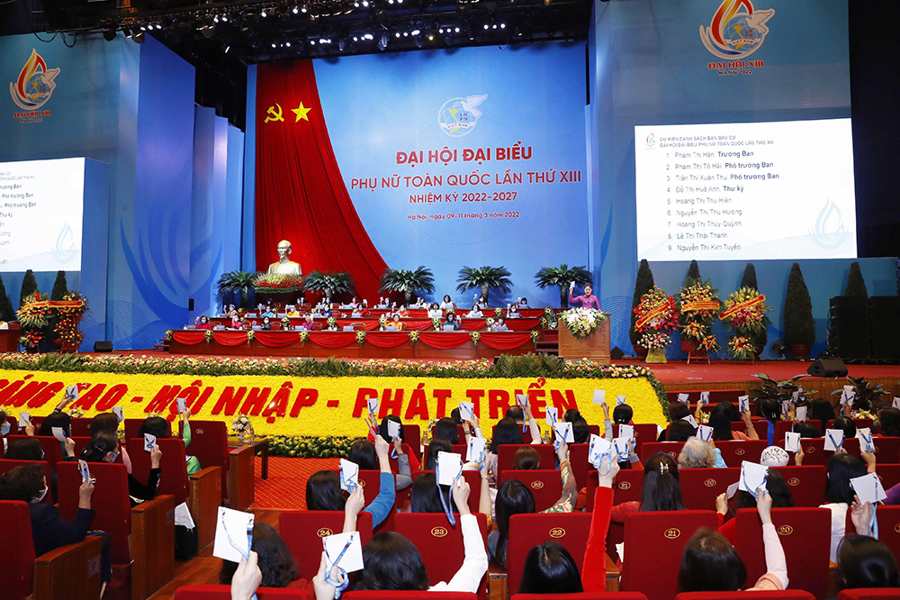 Đại biểu dự đại hội biểu quyết thông qua danh sách Ban Chấp hành TƯ Hội Liên hiệp Phụ nữ Việt Nam khoá XIII.