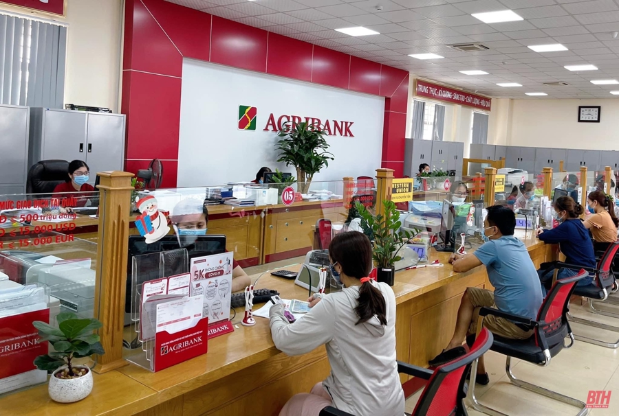 Khách hàng giao dịch tại ngân hàng Agribank. Ảnh: Ngô An