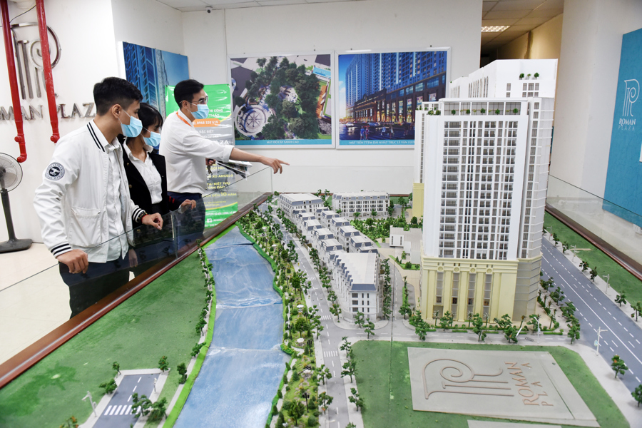 Khách hàng tìm hiểu thông tin một dự án bất động sản ở Hà Nội. Ảnh: Phạm Hùng