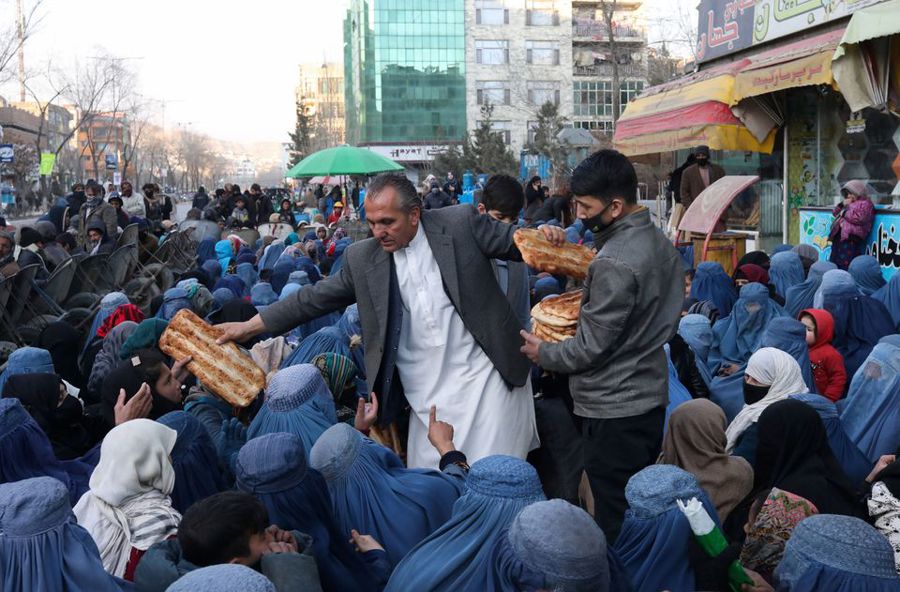 Mehr del Khan Rahmati, chủ một tiệm bánh, phân phát bánh mì cho những người nghèo khó ở thủ đô Kabul, Afghanistan, 31/01/2022. Ảnh: Reuters