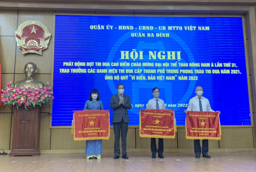 Các tập thể thuộc quận Ba Đình nhận thưởng nhận Cờ thi đua của TP Hà Nội. 