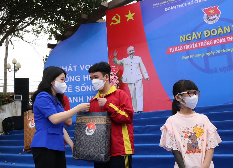 Bí thư Thành đoàn Hà Nội Chu Hồng Minh tặng quà cho các thanh thiếu niên có hoàn cảnh khó khăn. Ảnh: Vương Đức - Thành Trung