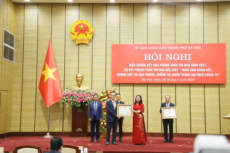 Phó Chủ tịch nước Võ Thị Ánh Xuân trao Huân chương Lao động hạng Ba cho Ông Lê Tuấn Anh, Phó Tổng Giám đốc Tập đoàn BRG.