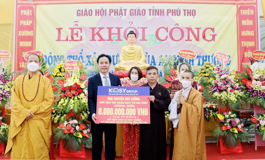Ông Nguyễn Việt cường - Chủ tịch Tập đoàn Kosy và gia đình công đức 8 tỷ đồng xây dựng chùa An Ninh Thượng.