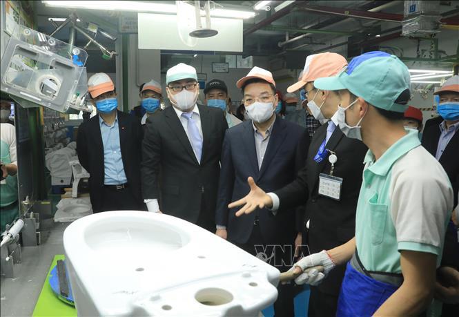 Chủ tịch UBND TP Chu Ngọc Anh thăm và kiểm tra khu vực sản xuất của Công ty TNHH Toto Việt Nam tại Khu công nghiệp Thăng Long, huyện Đông Anh, Hà Nội. Ảnh: TTXVN
