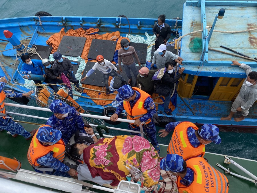 Ngư dân được chuyển từ tàu cá sang tàu cảnh sát biển CSB 2014.