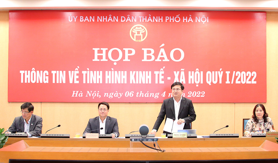 Chánh Văn phòng UBND TP Trương Việt Dũng thông tin tại cuộc họp báo. 