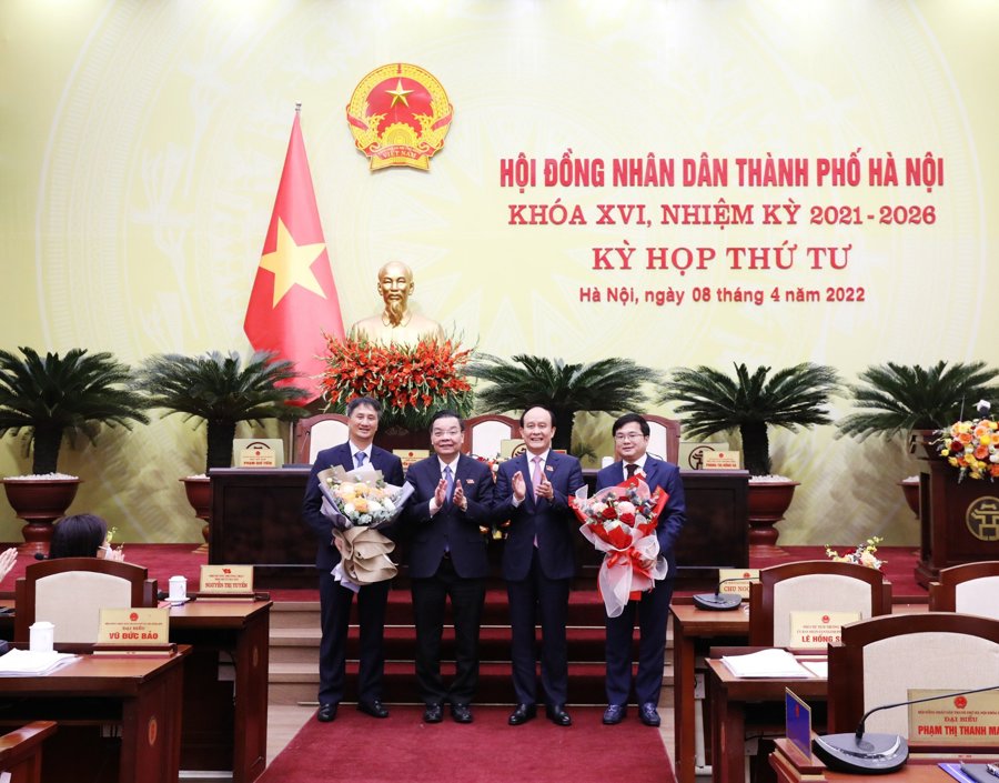 Lãnh đạo TP Hà Nội tặng hoa ông Nguyễn Anh Dũng và ông Trương Việt Dũng. 