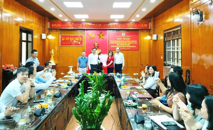 Công bố quyết định luân chuyển cán bộ tại Liên đoàn Lao động huyện Sóc Sơn ngày 8/4.