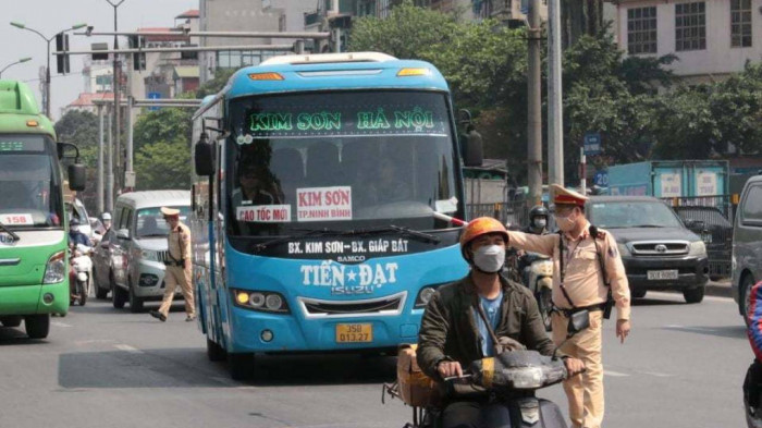 Đội CSGT đường bộ số 14 (TP Hà Nội) dừng xe ô tô khách trên đường Giải Phóng kiểm tra, xử lý vi phạm giao thông.