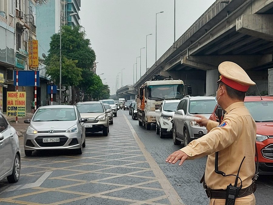 Lực lượng CSGT TP Hà Nội đảm bảo phân luồng phương tiện vào nội đô chiều 11/4.